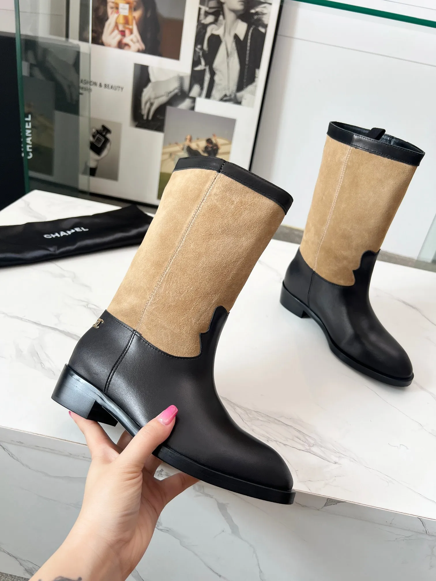 👟👟Ex-factory price 680👟👟 Top quality🔥Chanel 25 autumn and winter small fragrant suede color-blocked knight mid-high boots! Retro style boots Western cowboy boots! Unique western boot design with smooth curves and irregular edges like free lines in the wilderness! With a casual and free flavor. Let every step be uninhibited and refined! Whether it is paired with smart suit pants to create a cool urban style, or matched with an elegant dress to create a strong and soft aesthetic. Or pair it with jeans to create an authentic western style! The upper is made of first-layer cowhide stitched with suede. The inner lining is water-dyed cowhide. Number of yards: 35-40 (41 is custom-made and cannot be returned or exchanged). Comes with original packaging.